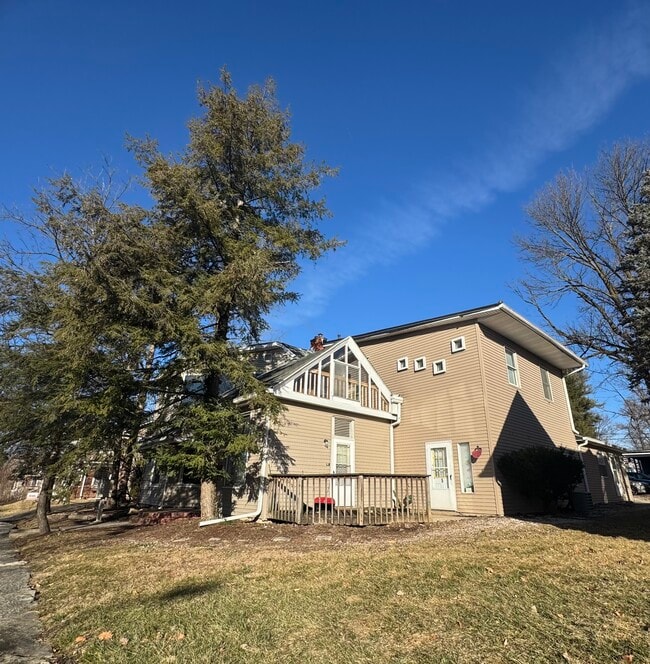 Building Photo - 521 E 7th St