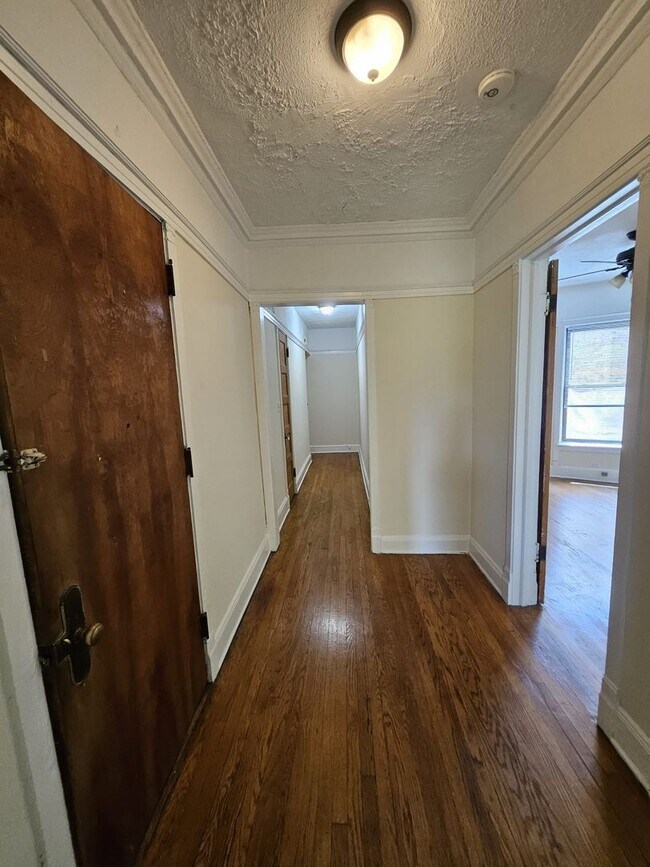 Building Photo - 817 W Belle Plaine Ave Unit #3F