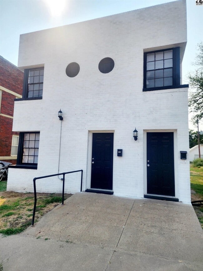 Front of the building - 209 West Ave S Unit Top