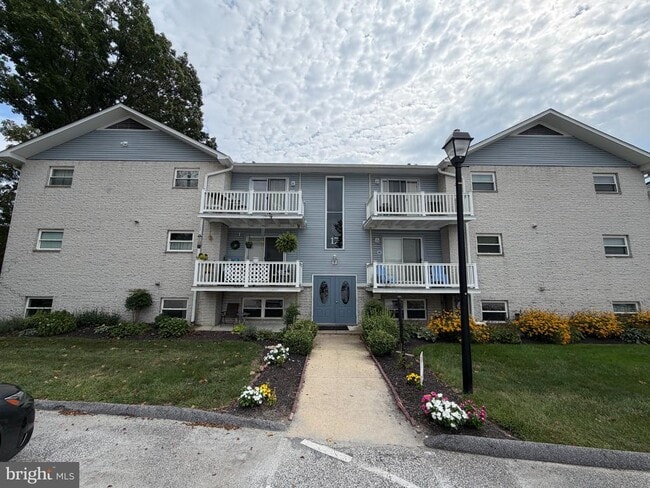 Building Photo - 17 Warren Lodge Ct Unit 1C