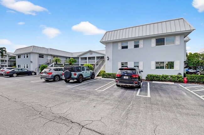 Building Photo - 18 Colonial Club Dr