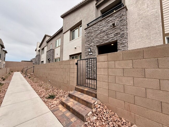 Photo - BRAND NEW 3 BED 2.5 BATH 2 BALCONY 2 CAR GARAGE TOWNHOUSE IN HENDERSON FOR RENT!!