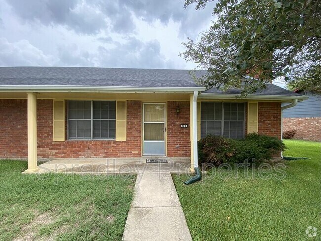 Building Photo - 803 Apache Dr Rental