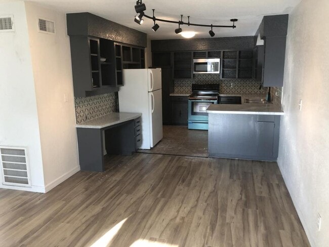 Building Photo - 6112 S Lakewood Ave