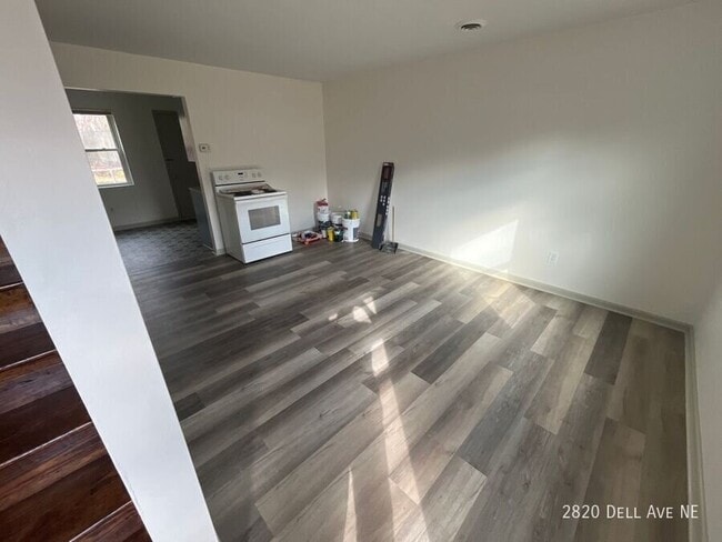 Photo - 2820 Dell Ave NE