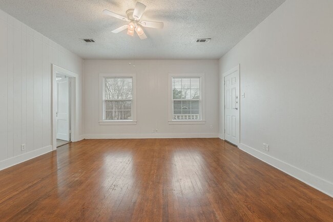 Photo - Cozy 2 Bedroom Apartment Available for Aug...