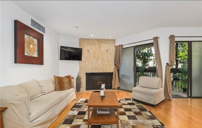 Photo - 950 N Kings Rd Condo Unit Cozy 1 bedroom
