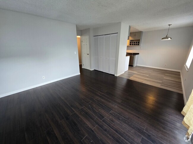 Building Photo - Updated Condo for Easy, Modern Living. Unit 87