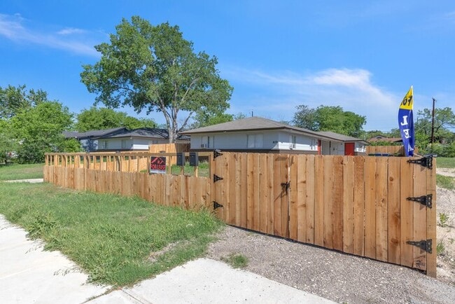 Photo - 809 John Adams Dr