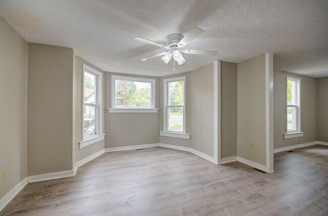Photo - 3 bd 1.5 ba spacious home Joliet