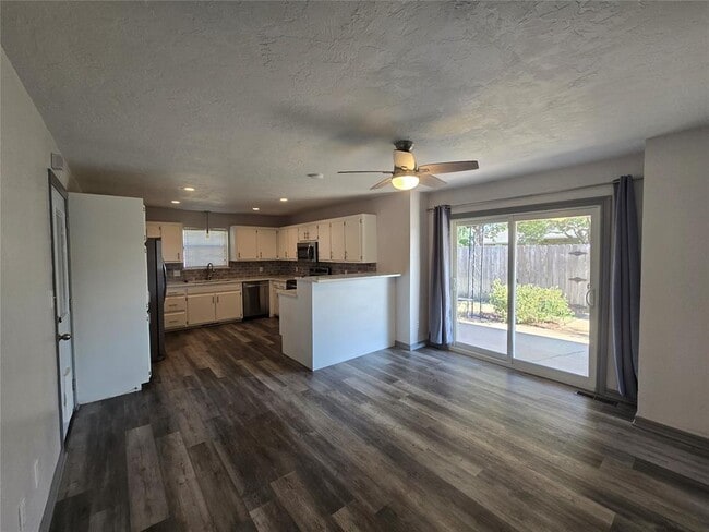 Photo - 3420 Kings Way