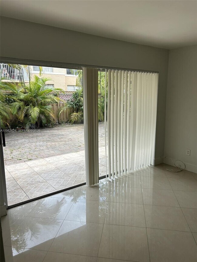 Photo - 4650 NW 79th Ave Unidad 1F