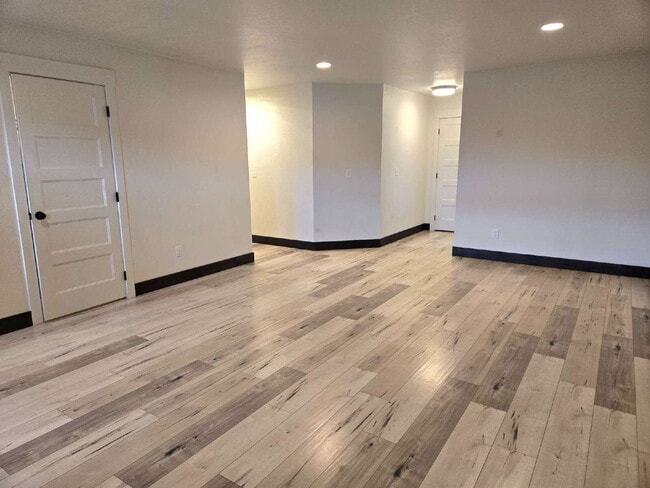 Building Photo - 2 bedroom ,2 bathroom w/ no stairs Unit B2