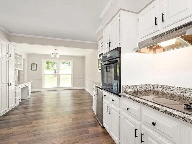 Photo - 1409 Robert Ln