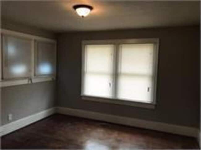 Photo - 105 Cherry St SW