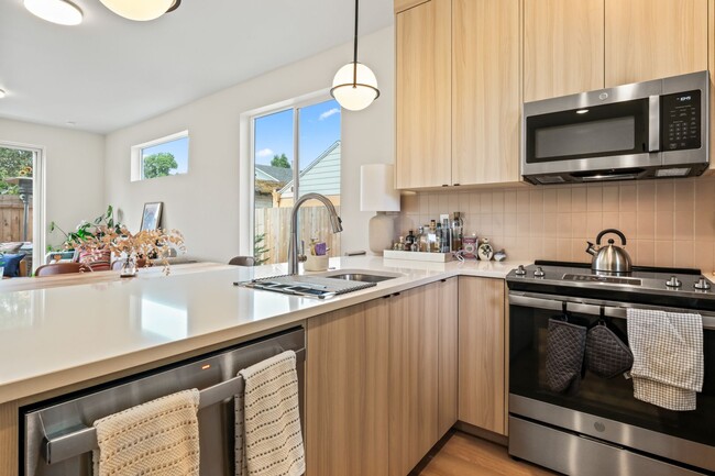 Photo - 6417 N Greenley Ave #4