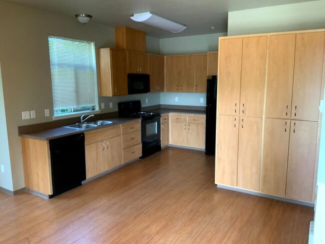 Photo - 2 Bedroom, 2 Bath Close to U of O campus on 14th & Patterson Unit 585 E 14th Ave #5