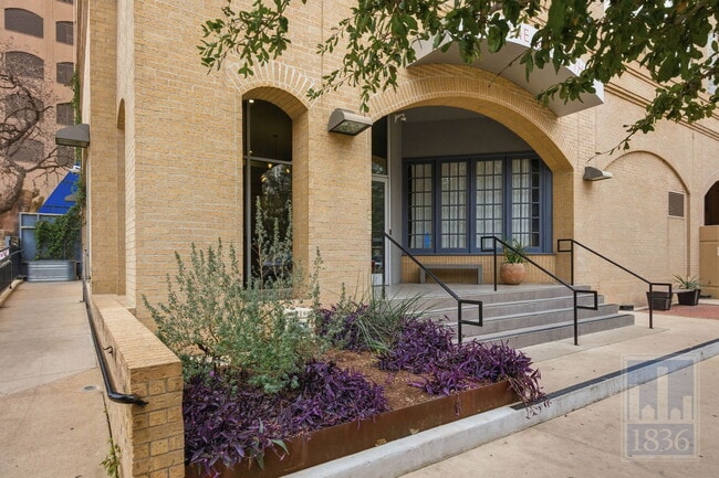 Building Photo - 507 Sabine St Unit 703