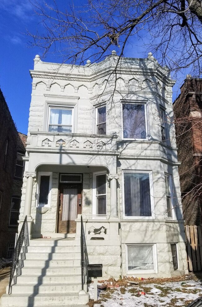 Building Photo - 3908 W Monroe St Unit 1st Floor Rental