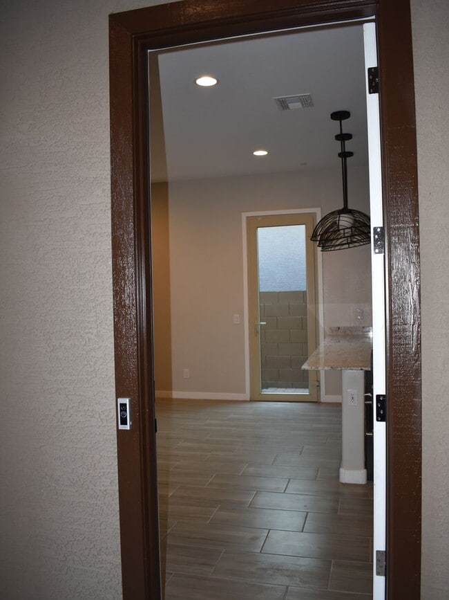 Photo - 2530 W Huntington Dr