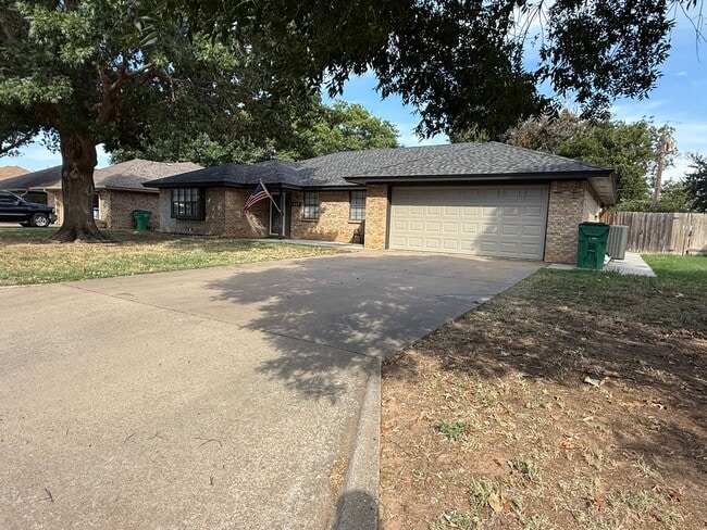Building Photo - 2713 English Dr