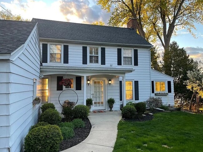 Building Photo - 1215 Farwell Dr