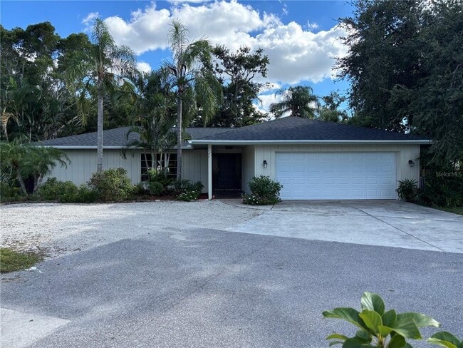 Building Photo - 2866 E Rainbow Cir