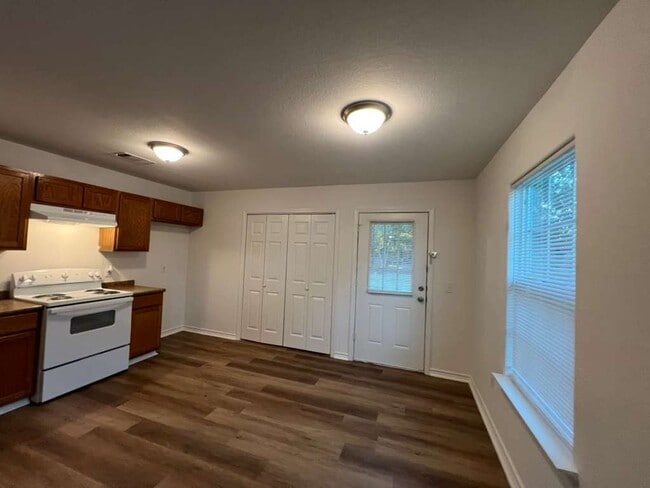 Photo - Very well maintained 2 bed 1 bath - move i...