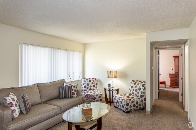 2BR, 1BA - 750 SF