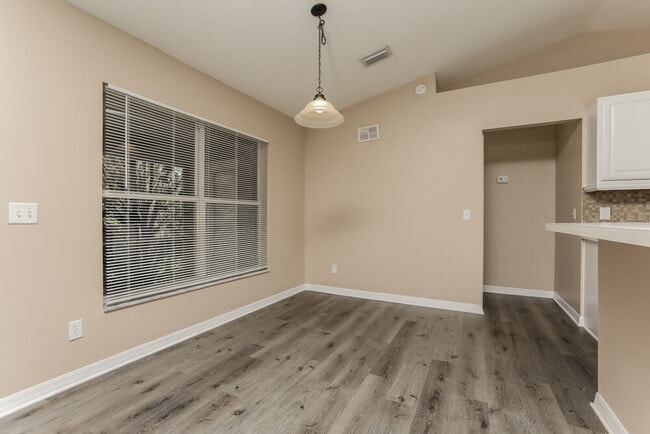 Photo - 210 Bloxam Ave