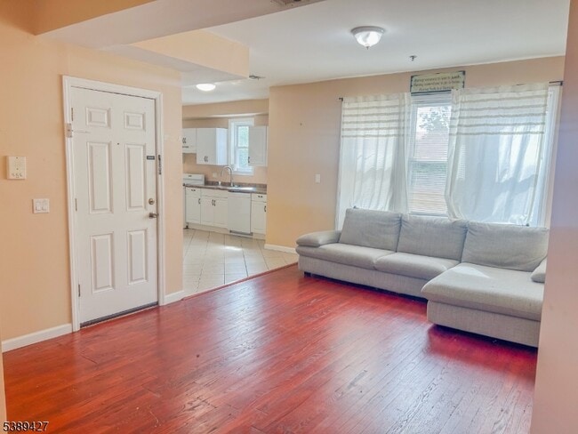 Photo - 329 Broad St
