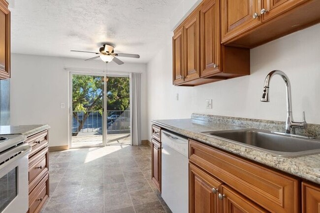 Photo - 2 Bedroom unit close to everything! Unit h... Casa