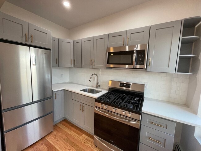 Building Photo - 111 Johnston St Unit 3