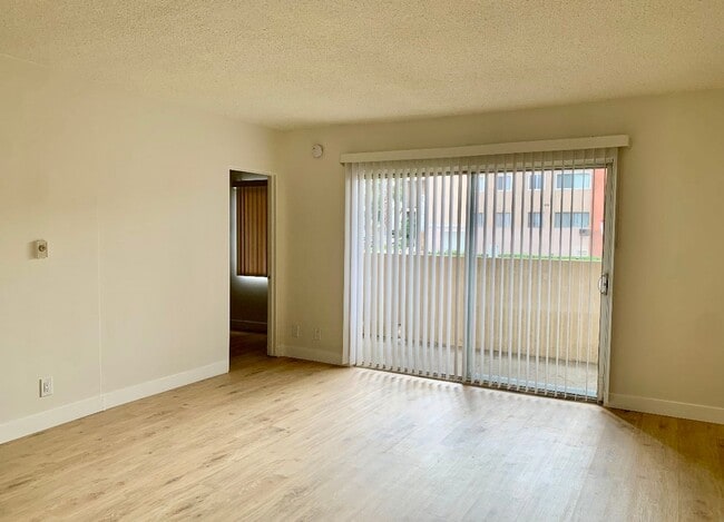 Building Photo - Spacious 3 bedroom Unit 101