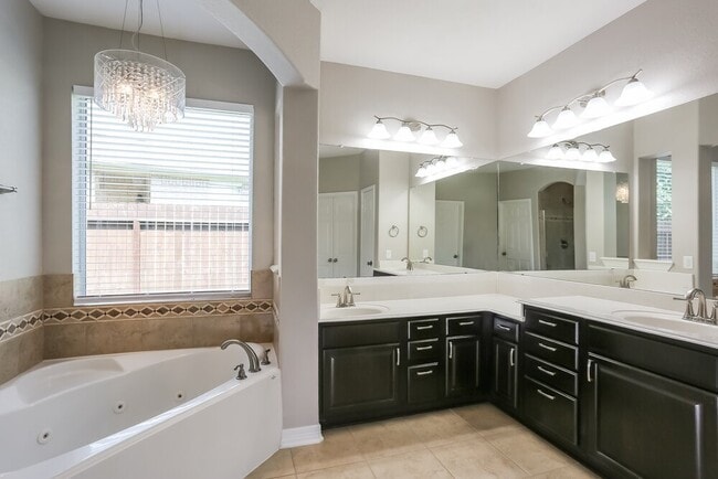 Building Photo - 8402 Oak Knot Dr