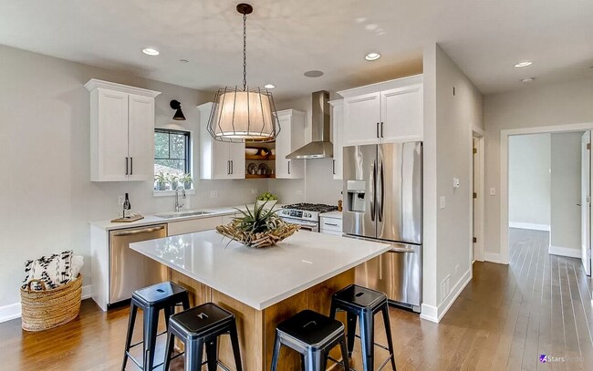 Building Photo - Luxurious 3 bed 3 bath townhome in Glen Ellyn