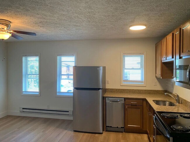 Photo - 400-402 S Henderson