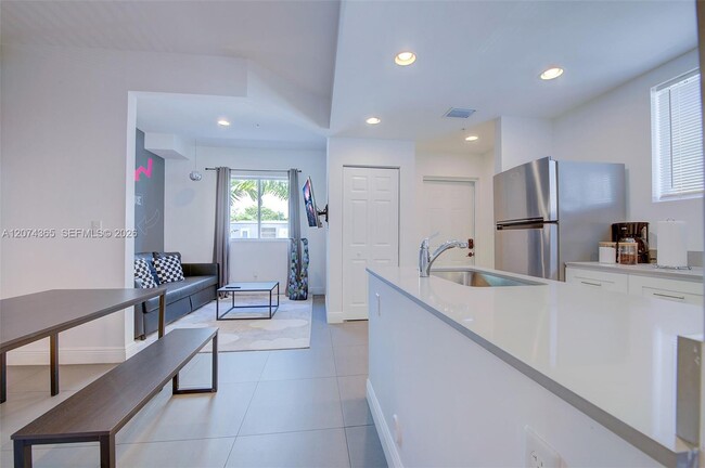 Building Photo - 346 NW 35th St Unit 3