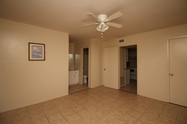 Building Photo - 612-620 E Hibiscus Ave Rental