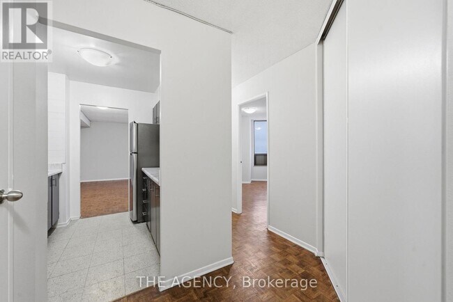 Photo - 2350 Dundas St W Unit 2709A