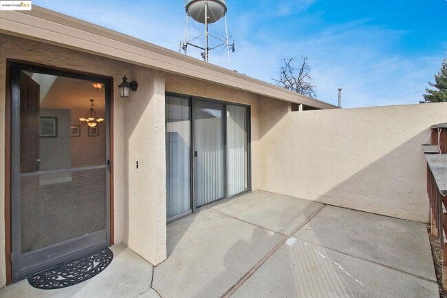 Building Photo - GREAT BRENTWOOD LOCATION IN THIS WONDERFUL CENTRALLY LOCATED COMMUNITY; GREAT CONDITION AND MOVE ...