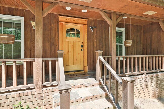 410 Thornton Ln Unit Upstairs