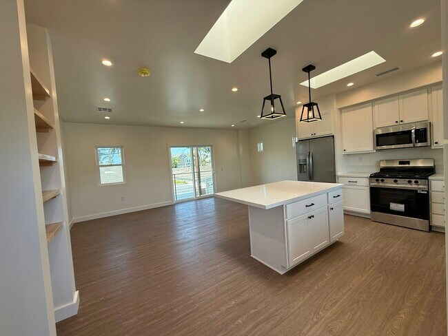 Photo - 1809 Lake St