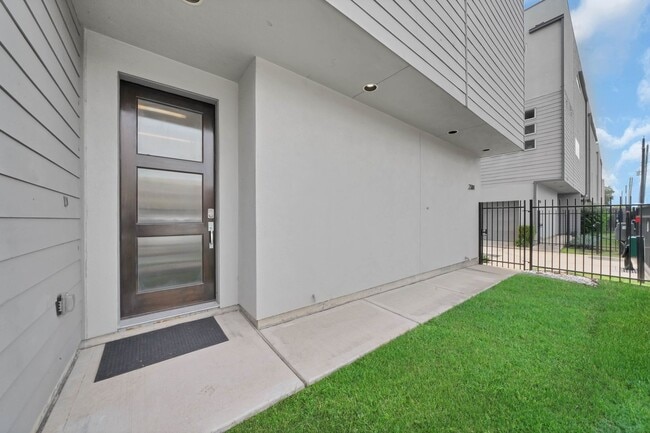 Building Photo - 2384 Commerce St Rental