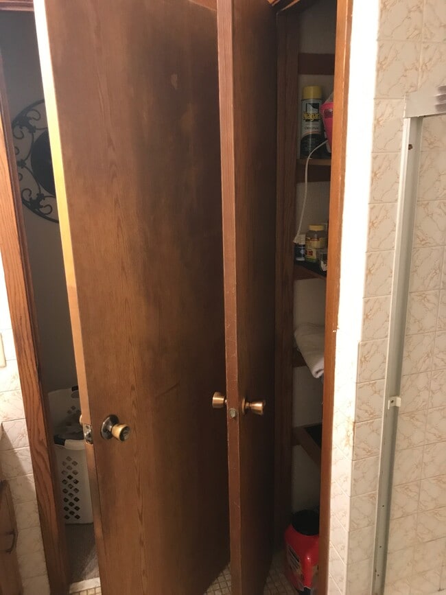 closet and door to mail hallway from the main bathroom - 2233 5th Ave, NE Unit 2, Upstairs