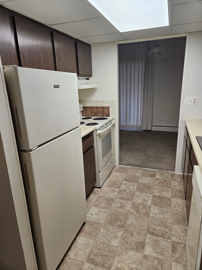 B33 Kitchen Entry Side - Lake Club Apartments