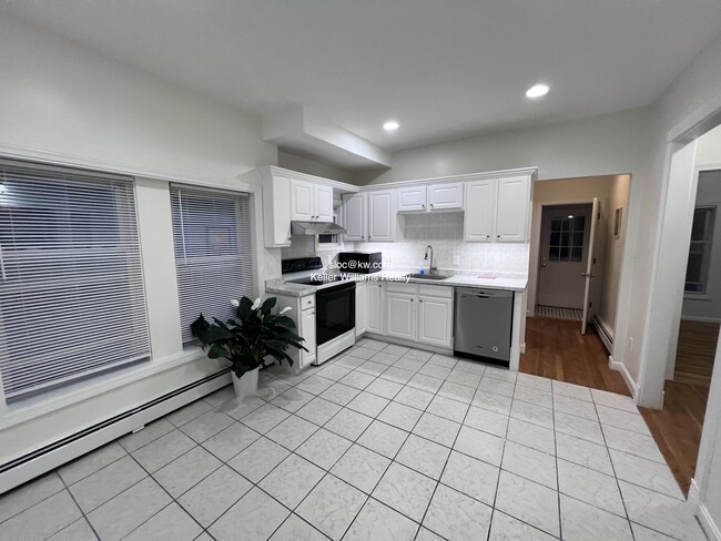 Building Photo - 15 Playstead Rd Unit 1