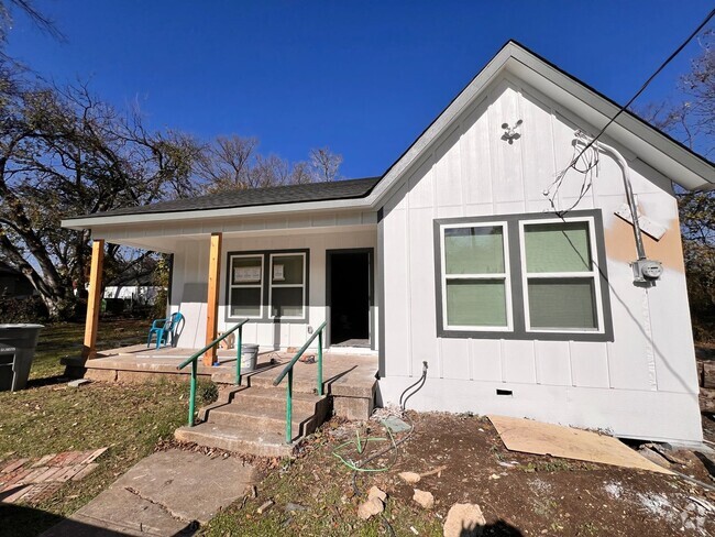 Building Photo - Coming Soon! 3 Bed 2 Bath House for Rent i...