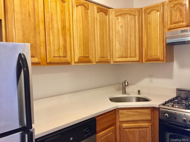 Photo - 170 W 23 St