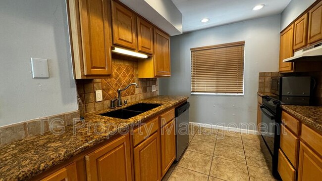 Building Photo - 121 13th Ave S Unit C